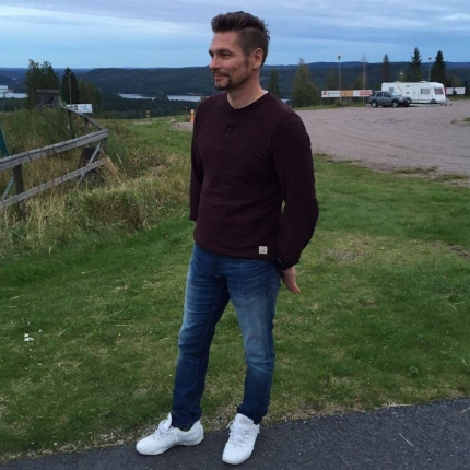 yksin_yksinäinen